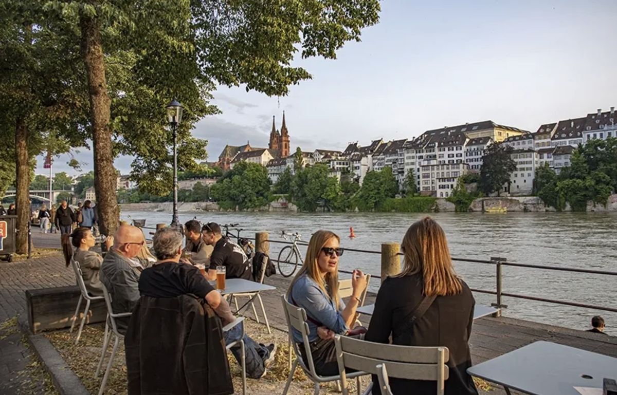 Café an der Rheinpromenade mit Blick auf das Basler Münster
