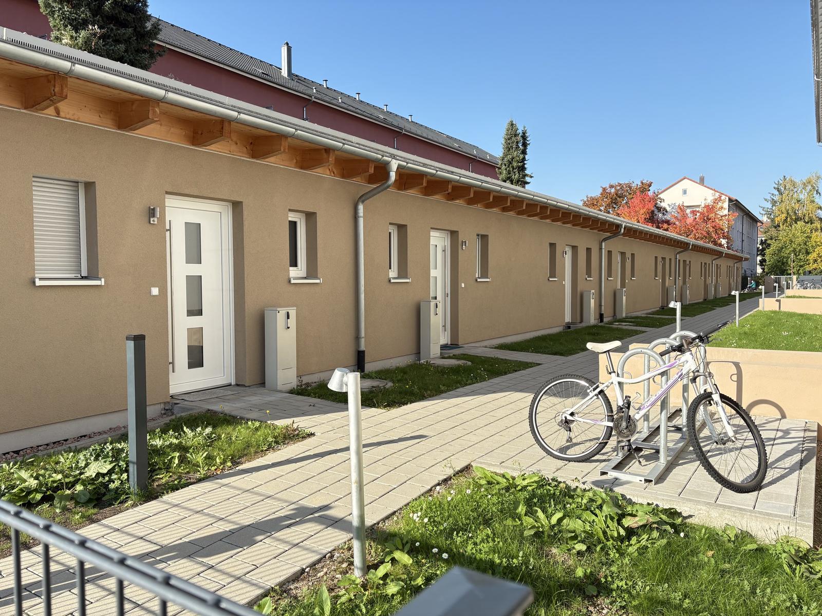 Studiohaus mit separaten Eingängen und Fahrradständern